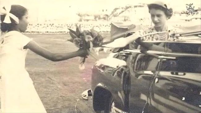 من هي الطالبة  العدنية التي اهدت اكليل الورد لملكة بريطانيا اليزابيت الثانية في عدن عام 1954؟ ( صور اضافية )