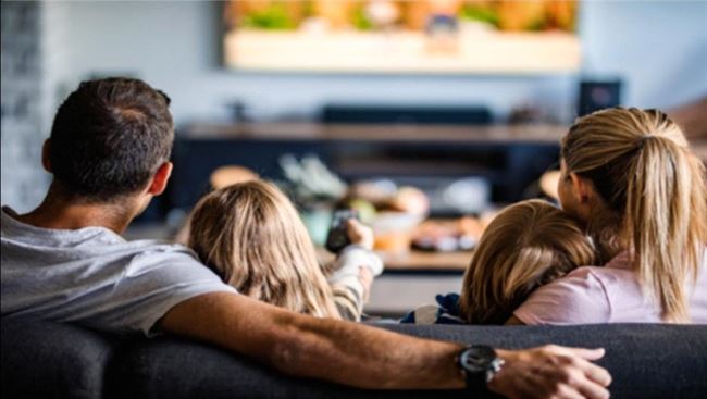 دراسة: مشاهدة التلفاز مع طفلك يمكن أن يعزز نموه المعرفي