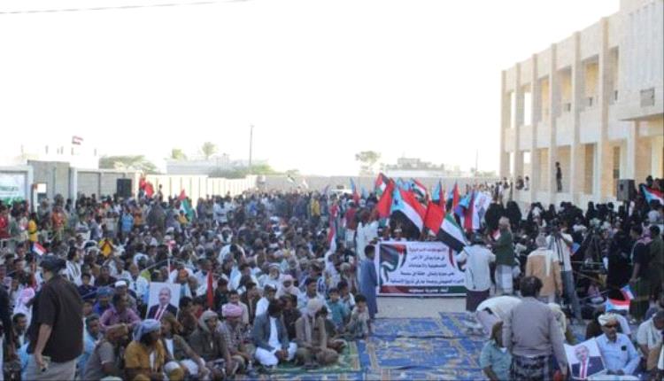 طالبت باستعادة الدولة.. جماهير المهرة تحتشد في سيحوت احتفالا بعيد الاستقلال

