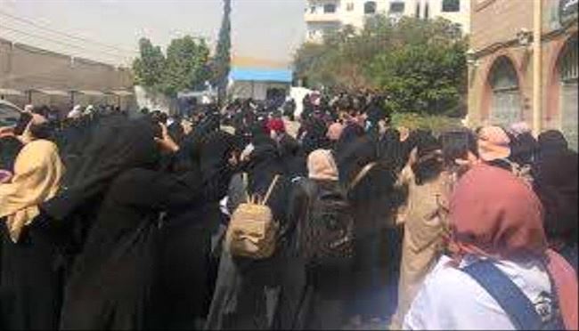 الحوثي يقفز من ملابس النساء إلى هواتف طالبات صنعاء.. تعميم جديد ب..
