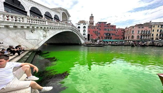 لون المياه يتحول إلى الأخضر ويثير حيرة سكان مدينة البندقية _ صور
