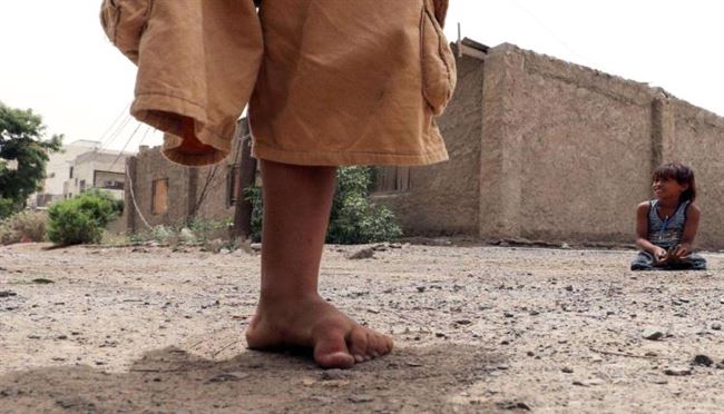 الحوثي يقطع ساقي مواطن بسبب جمعه الحطب