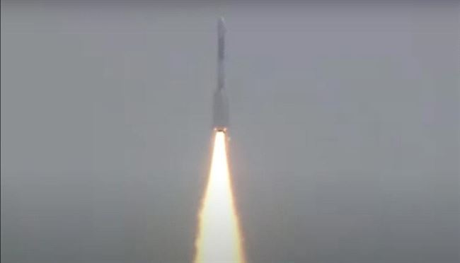الهند تطلق قمرا صناعيا من جيل جديد إلى الفضاء
