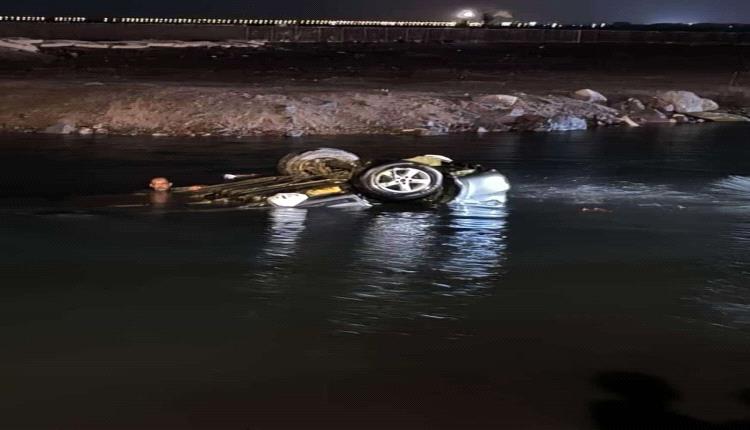 عاجل:سقوط سيارة الى البحر في عدن اثر حادث مروع(صورة)
