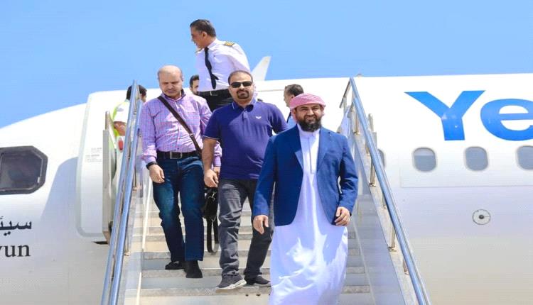 عضو مجلس القيادة الرئاسي "المحرّمي" يصل إلى العاصمة عدن
