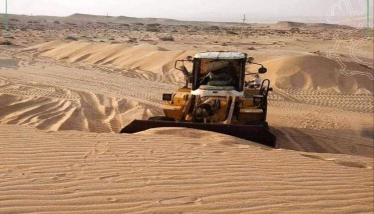 بدء إزالة الرمال من الطريق الدولي بين حضرموت وشبوة
