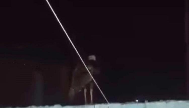 طائر ضخم غريب ومفترس يثير حالة من الذعر داخل منزل مواطن في عدن(صورة)
