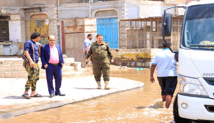 مدير عام دارسعد يقود مجهودات وأعمال شفط مياه الأمطار بالمديرية