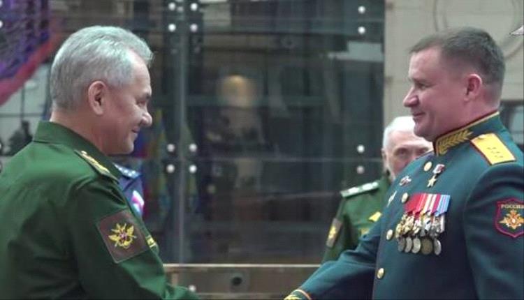 شويغو يقلّد قائد قوات "المركز" أرفع وسام في روسيا