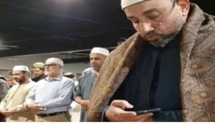 الإفتاء المصرية تحسم الجدل حول إمام مسجد يتفحّص هاتفه المحمول أثناء الصلاة 