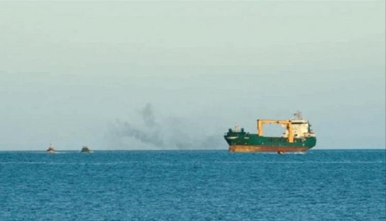 الإبلاغ عن انفجارين بالقرب من سفينة تجارية جنوبي عدن