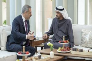 رئيس الإمارات وعبدالله بن زايد يبحثان مع وزير خارجية تركيا تطورات الوضع بغزة