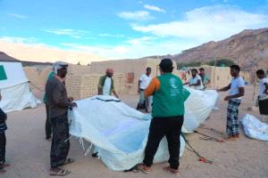 توزيع مساعدات إيوائية طارئة للمتضررين من السيول في مديرية المسيلة بمحافظة المهرة
