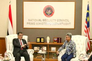 السفير باحميد يبحث مع مدير عام مجلس الأمن القومي الماليزي تطورات الأوضاع في اليمن
