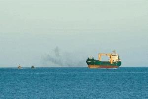 الإبلاغ عن انفجارين بالقرب من سفينة تجارية جنوبي عدن