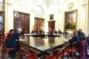 رئيس الوزراء يلتقي في لندن عدد من مسؤولي المنظمات العاملة في اليمن
