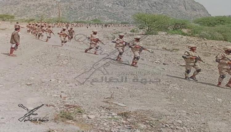 بالصورة .. جماعة الحوثي تحشد مئات المقاتلين من مديرية الحشاء وتزج بهم نحو جبهات حجر في #الضالع