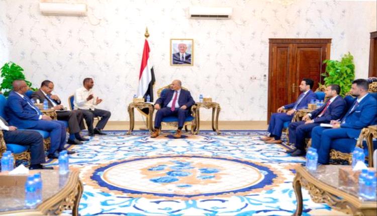 الرئيس الزُبيدي يبحث التنسيق الأمني مع الصومال بمواجهة الإرهاب الحوثي