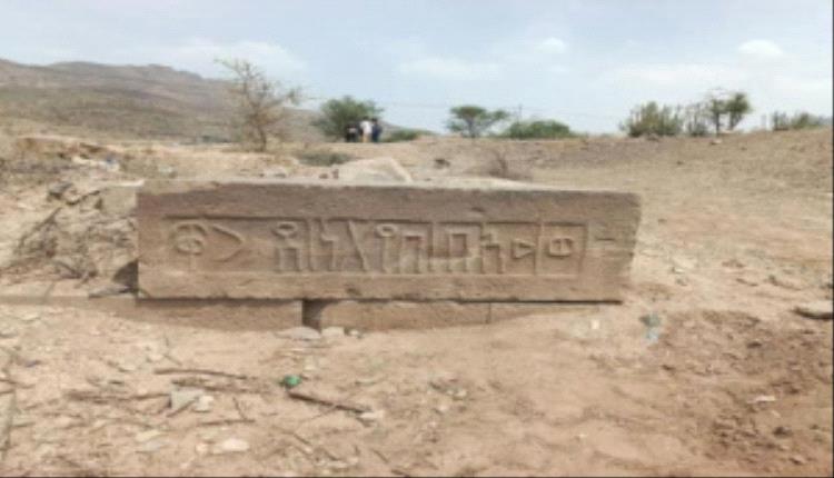 عصابة تنهب وتخرب معبدا أثريا في إب وسط فوضى أمنية واتهامات للحوثيين

