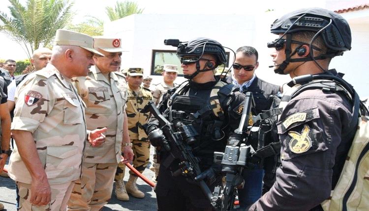 وزير الدفاع يطالب قوات الصاعقة والمظلات بالاستعداد القتالي
