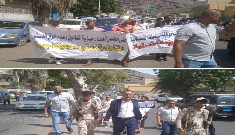 
     > وقف منتسبو السلطة القضائية صباحاً أمام مقر الرئاسة والحكومة في معاشيق، وهذه وقفتهم الثانية خلال أسبوع.