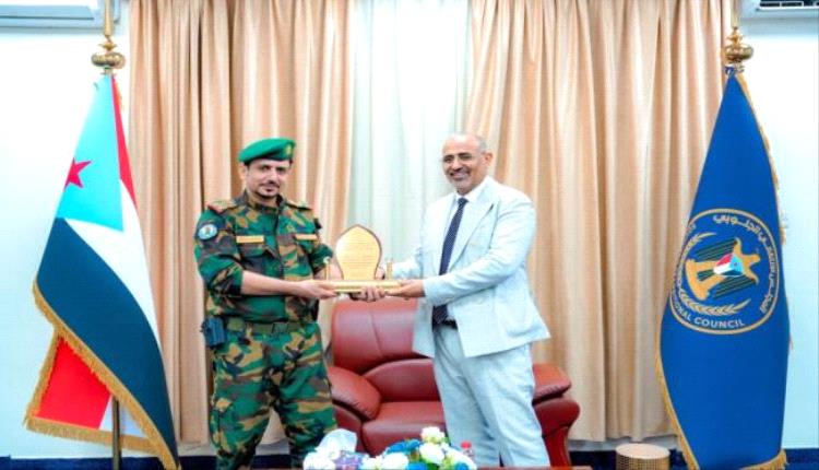 الرئيس الزبيدي يكرم قائد حزام لحج نظير جهوده في مكافحة الارهاب وتعزيز الأمن
