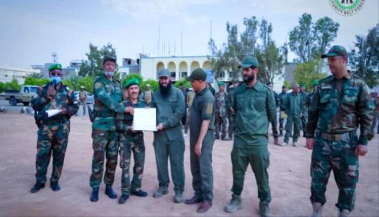العميد الوالي يكرم عددا من ضباط الإمداد والتموين المبرزين
