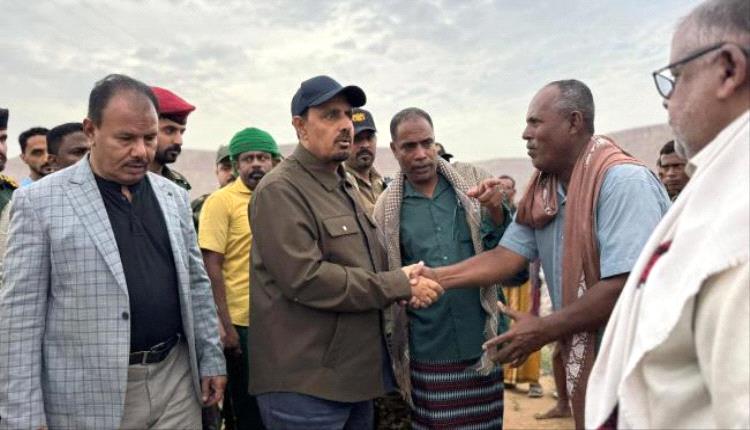 محافظ حضرموت يقدّم واجب العزاء لأسرتي الشابين يادين وحديجان في تريم
