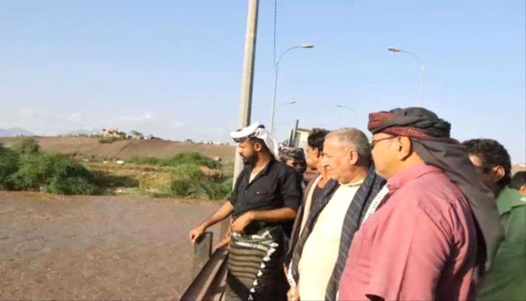 فريق التوجيه والرقابة الرئاسي يتفقد الأضرار التي لحقت بجسر العرائس جراء السيول في لحج
