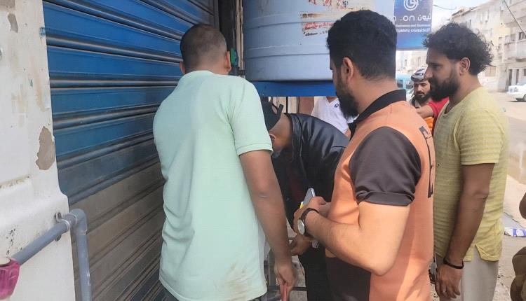 مكتب صناعة المنصورة بعدن يواصل حملته الرقابية لضبط الأسعار ويغلق عدد من المحلات المخالفة