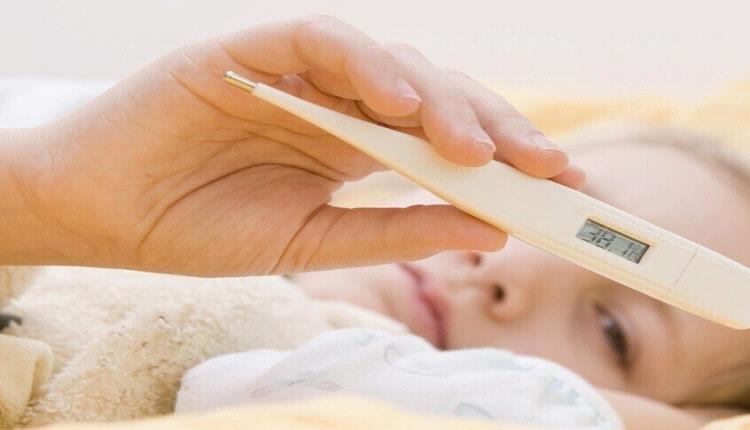 الطريقة الصحيحة لخفض درجة حرارة الطفل