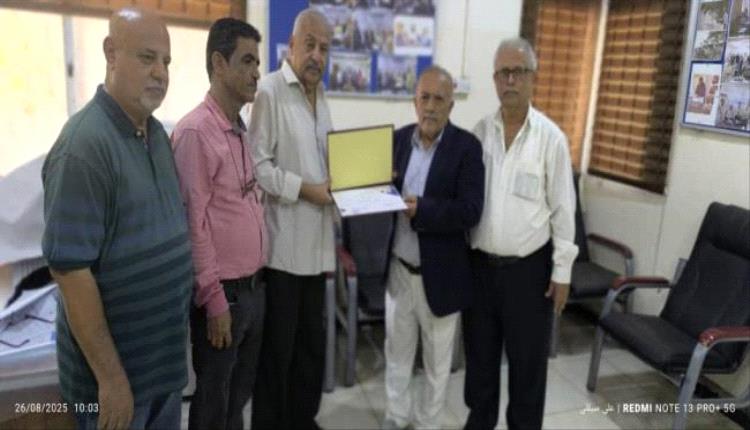 نقابة الصحفيين الجنوبيين فرع عدن تكرم الصحفي كمال باوزير تقديراً لعطائه الإعلامي

