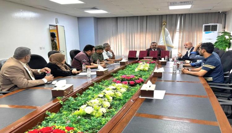 مدير عام مطار عدن الدولي يكرم فريق برنامج تعزيز أمن الطيران "شركة فالار" 
