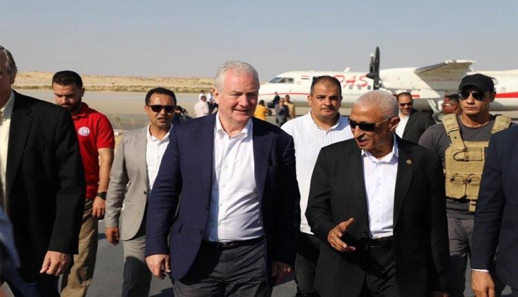 محافظ شمال سيناء يرافق وفدا أمريكيا إلى معبر رفح ويتحدث عن "خط أحمر" أمام إسرائيل