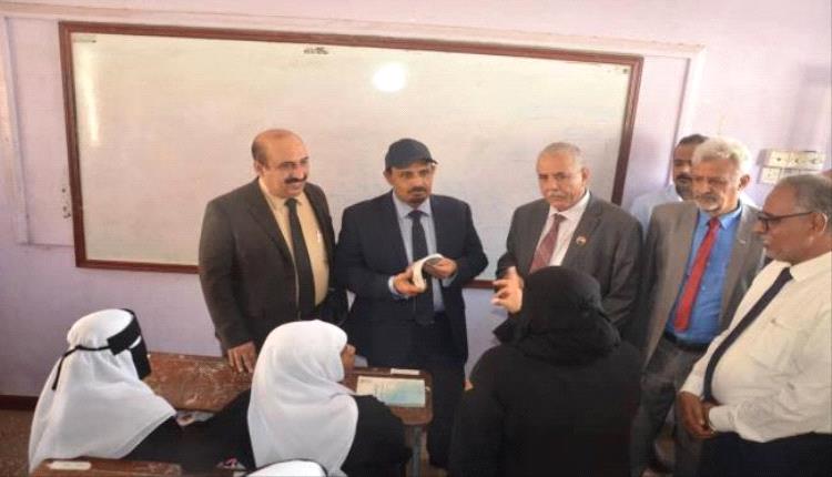 محافظ حضرموت يتفقد أول حصة دراسية إيذانًا ببدء العام الدراسي الجديد
