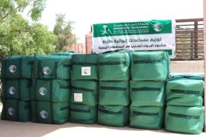 مركز الملك سلمان يوزع مساعدات طارئة للمتضررين من السيول في عدن
