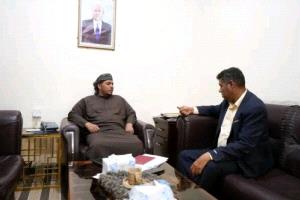 محافظ سقطرى يناقش مع إدارة المطار الاستعدادات للموسم السياحي الجديد

