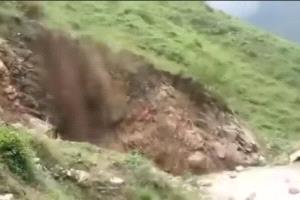انهيار لصخور في مديرية جبل بالمحويت