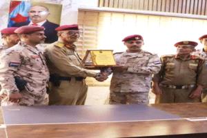 التوجيه المعنوي للقوات الجنوبية يكرّم قائد اللواء الثاني حزم بدرع التقدير
