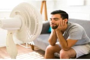 علماء يحذرون: طريقة استخدام المروحة الخاطئة في الحرارة قد تقتلك
