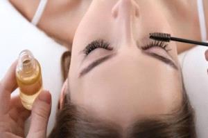 زيت الخروع للرموش: حقيقة أم وهم تجميلي؟