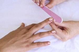 قبل أن يظهر المرض.. جسدك يرسل إشارات من تحت أظافرك