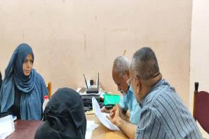 كخلية نحل تتنقل بين مدارس محافظة عدن دون كلل او ملل هؤلاء هم فريق مكتب التعليم العام في مكتب التربية م / عدن.