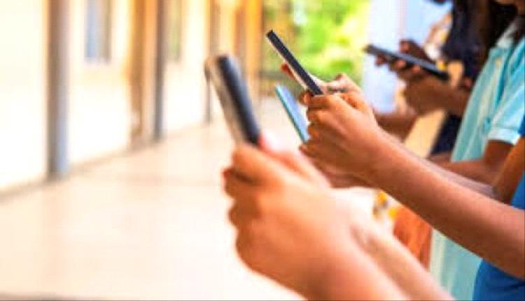 البرلمان في تشيلي يحظر الهواتف المحمولة في المدارس