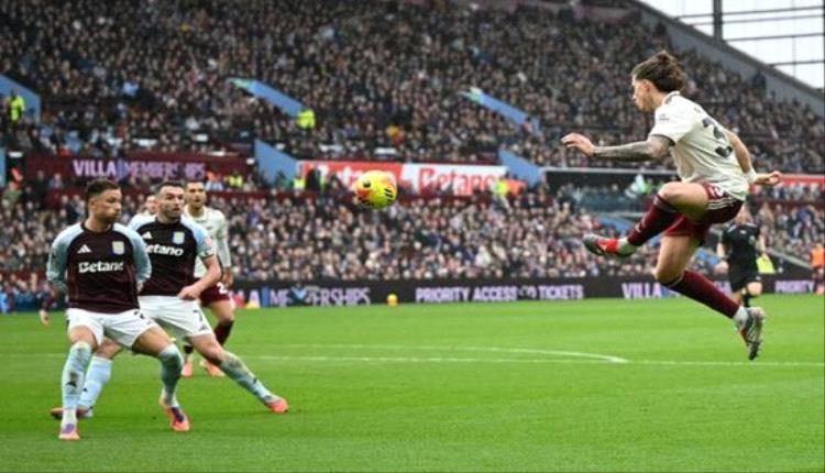 بهدف ماني كاش.. أستون فيلا يتقدم على أرسنال في الشوط الأول