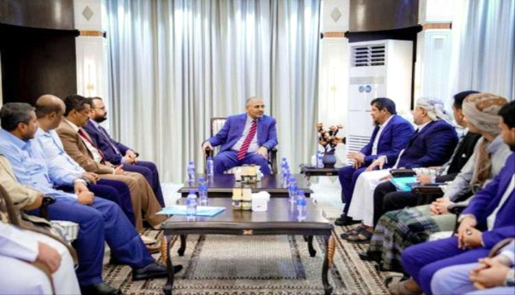 وفد من أبناء المهرة يهنئ الرئيس الزُبيدي بانتصارات القوات الجنوبية