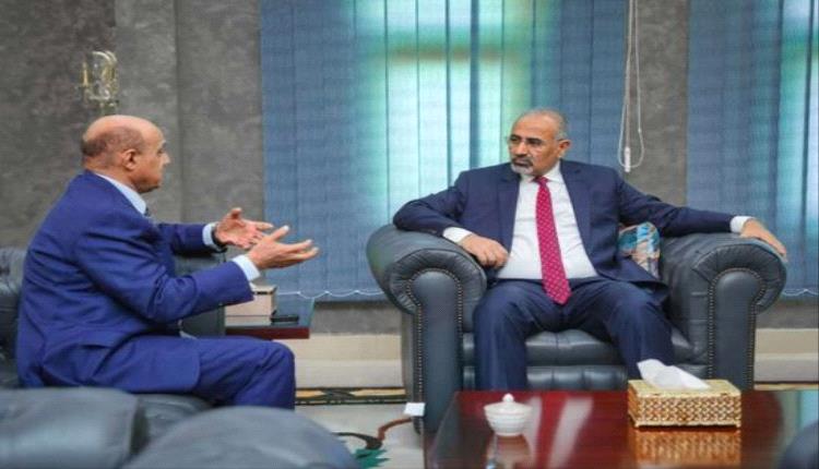 الرئيس الزُبيدي يطلع على سير العمل في البنك المركزي وفروعه