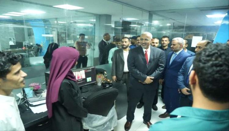 الرئيس الزُبيدي يتفقد قطاع الإذاعة والتلفزيون الجنوبي..