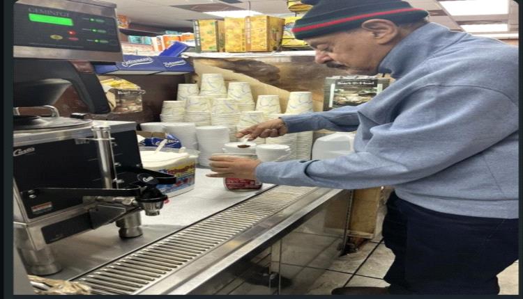 من البرلمان اليمني إلى متجر قهوة في أمريكا صورة برلماني يمني تختصر فداحة الحرب ومعاناة اليمنيين