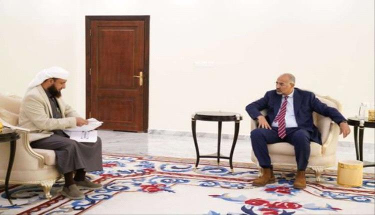 الرئيس الزُبيدي يشدد على دور الأوقاف بنشر ثقافة التسامح والتكافل المجتمعي